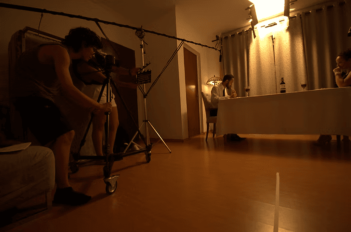 Bastidores de uma cena: silêncio, ação e emoção.